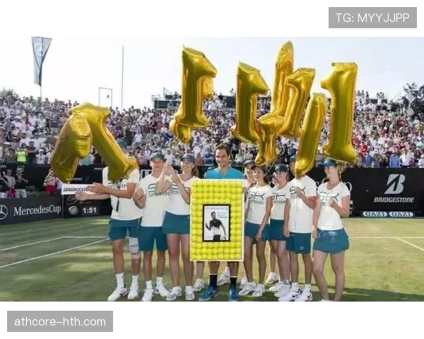 费德勒退役后还在穿高定打草地？