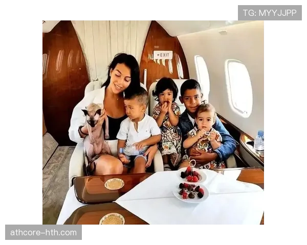 C罗居然有这个小癖好？球场上那个铁血硬汉原来这么迷糊！